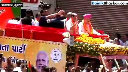 अमित शाह 4 KM लंबे रोड शो में कुछ इस अंदाज में आए नजर