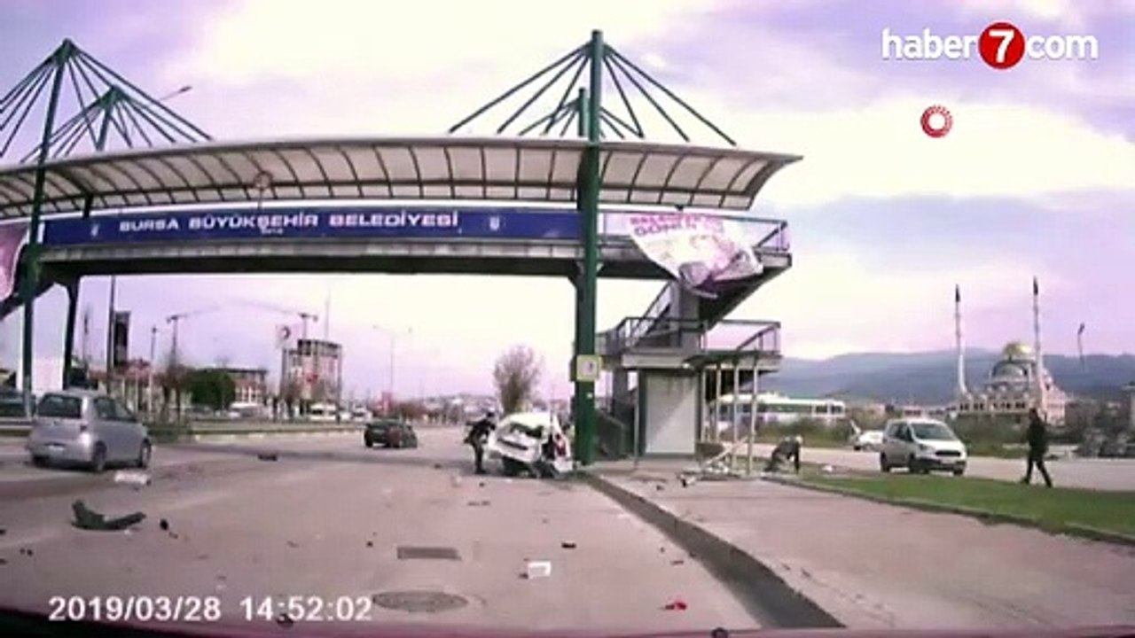 Makas atan otomobil kazaya neden oldu- O anlar kamerada - Video 7