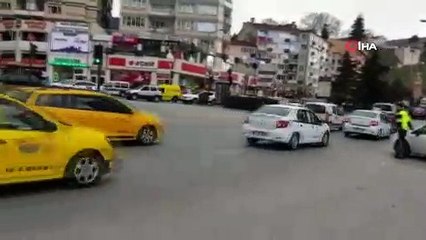 Trafik polisinden takdirlik görev...İtfaiye aracının geçmesi için trafiği durdurdu