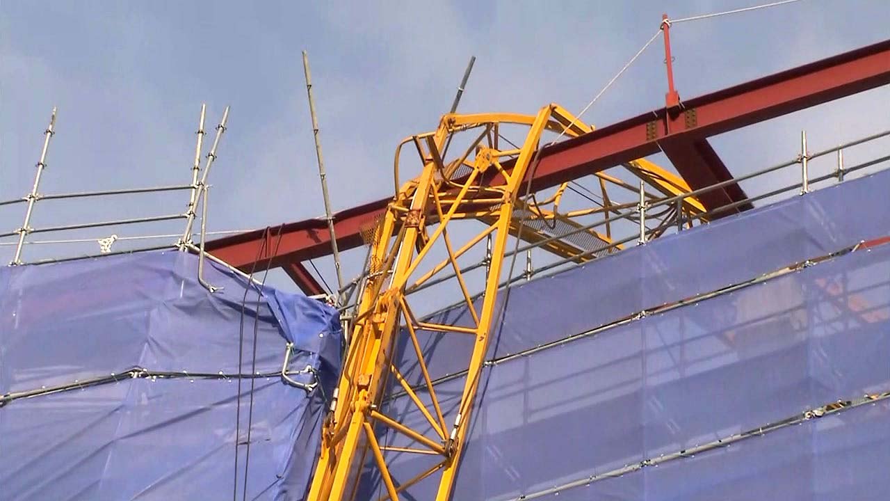 강풍에 경찰서 신축공사장 크레인 넘어져...인명피해 없어 / YTN