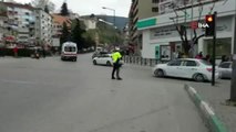 Trafik Polisinden Takdirlik Görev...itfaiye Aracının Geçmesi İçin Trafiği Durdurdu