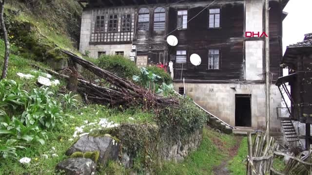 Rize Paylaşılamayan 182 Yıllık Konağın Önüne Kurduğu Çadırda Yaşıyor