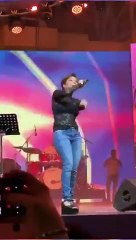 شيرين عبدالوهاب  في وصلة رقص أثناء حفلها الأخير في دبي