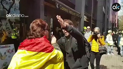 Increpan a la gente que se acerca a la manifestación de Vox