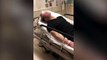 Un policier frappe un homme sur un lit d'hôpital suite à une tentative de suicide