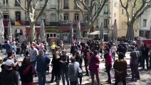 Gilets jaunes à Avignon : une centaine de manifestants devant la mairie