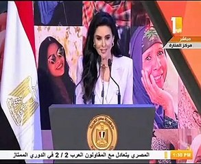 السيسى يقبّل رأس الحاجة فهيمة أكبر معمرة فى الشرقية