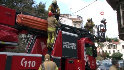 Sarıyer'de şiddetli rüzgar binanın kiremitlerini uçurdu
