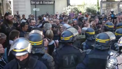 Dans le centre-ville d'Avignon, des manifestants sifflent les forces de l’ordre et chantent la Marseillaise