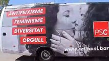 El PSC saca por las calles de Barcelona un 'contrabús' para boicotear la concentración de Vox