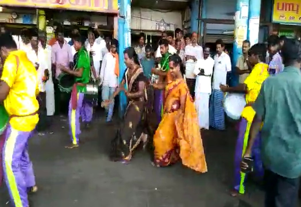 வாக்காளர் விழிப்புணர்வு  நிகழ்ச்சியில் திருநங்கைகள் குத்தாட்டம்