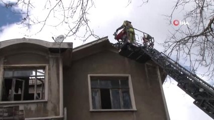 Sarıyer'de Şiddetli Rüzgar Binanın Kiremitlerini Uçurdu