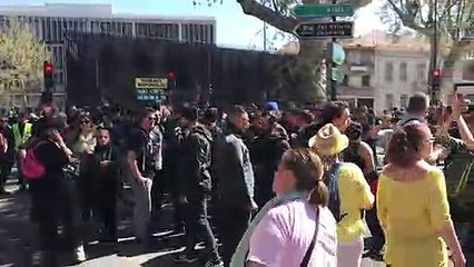 Gilets jaunes à Avignon : les policiers laissent sortir les manifestants au compte-goutte