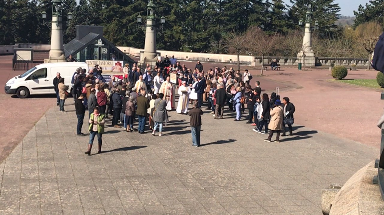 Les reliques de sainte Bernadette arrivent à la basilique