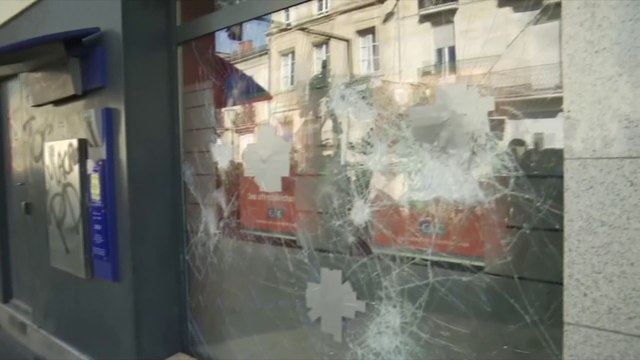 Premiers dégâts à Bordeaux dans la manifestation des gilets jaunes