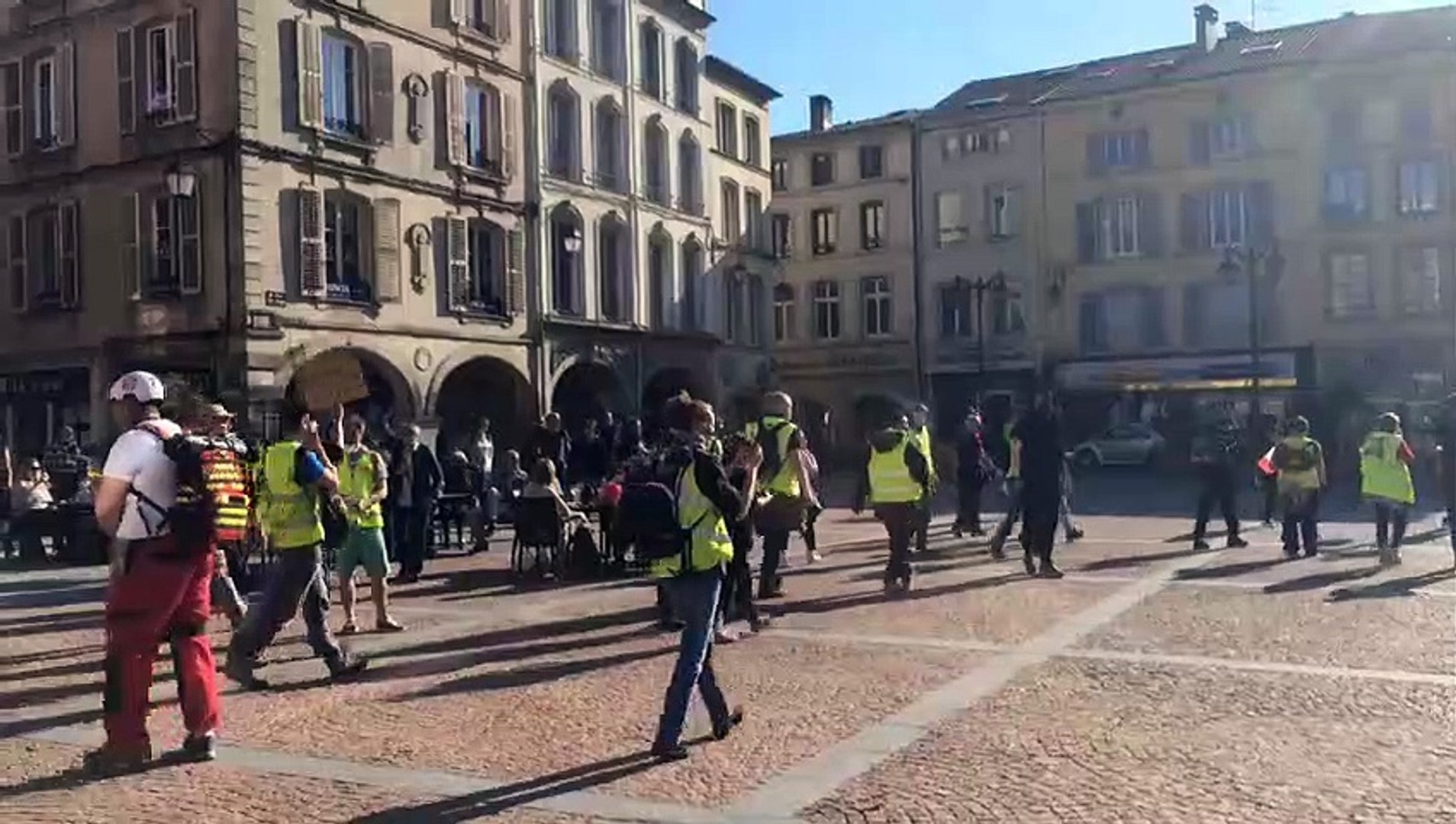 Acte XX des gilets jaunes à Epinal : les manifestants traversent la place  des Vosges - Vidéo Dailymotion