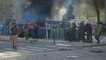Des gilets jaunes incendient un chantier à Bordeaux, des tensions dans la manifestation