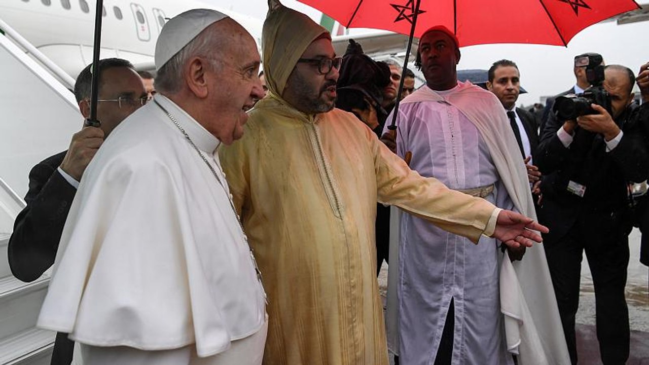 Zwischenfall nach Papst-Ankunft: Mann stürmt auf Königslimousine zu