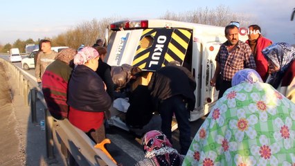 TEM Otoyolunda minibüs yan yattı 17 kişi yaralandı