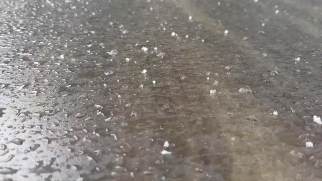 강풍에 건물 12층에서 대형 유리창 떨어져...1명 다쳐 / YTN