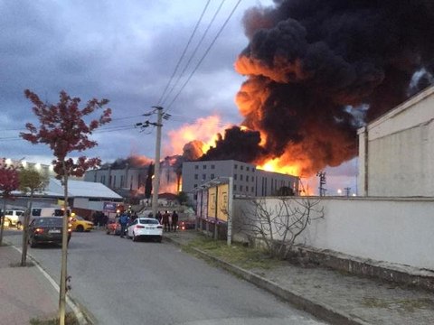 Son Dakika! Sünger Fabrikasında Korkutan Yangın! Çok Sayıda Ekip Sevk Edildi