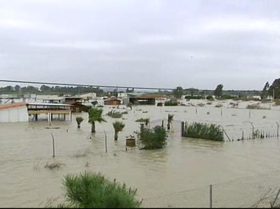 Vecinos de la Pacheca en Jerez denuncian que el estado del caudal del río provoca las inundaciones