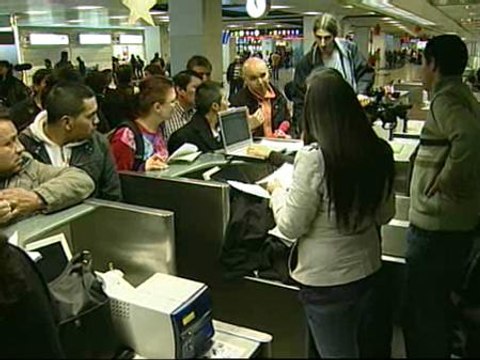 Nochebuena en Barajas, a la espera de un vuelo
