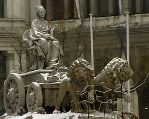 La nieve deja un paisaje navideño en Madrid