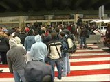 Afectados y trabajadores de Air Comet protestan en Barajas por el cierre de la compañía