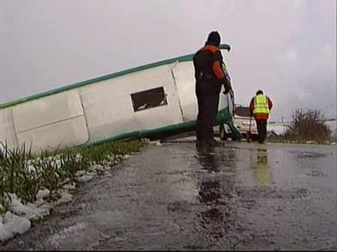 Un autobús escolar con 50 niños vuelca en Álava