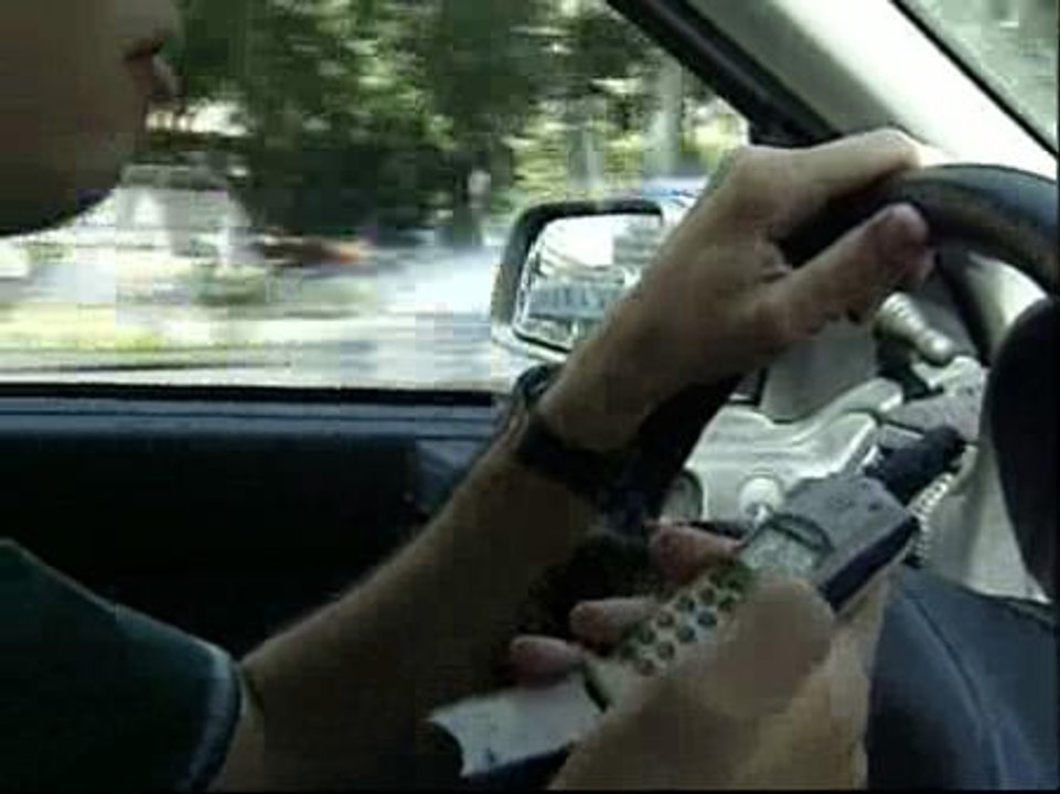 Los partidos políticos quieren que se anule la multa al conductor que sea sancionado por hablar por el móvil