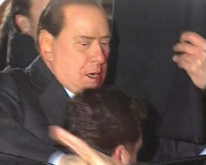 Agreden a Berlusconi en un acto político