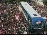 Miles de aficionados despiden a Estudiantes de la Plata