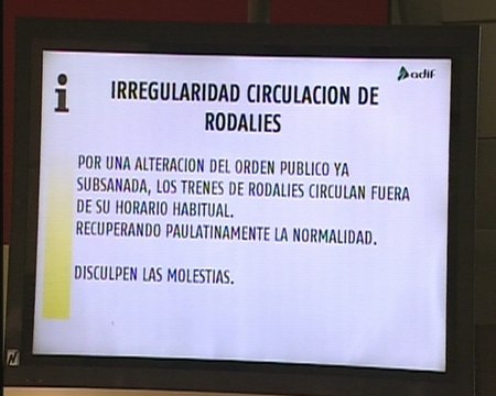 Inmigrantes sin billete colapsan vías tren