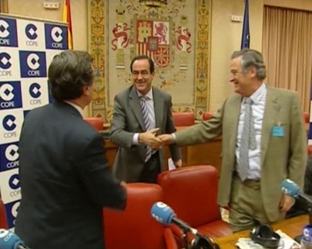 Bono plantea la retirada de crucifijos 'caso a caso'