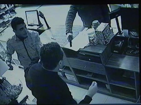 Las cámaras de seguridad de una tienda graban una paliza en una tienda de 24 horas