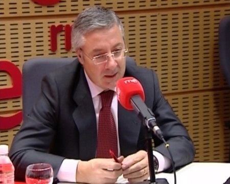 Pide al PP que explique su política económica