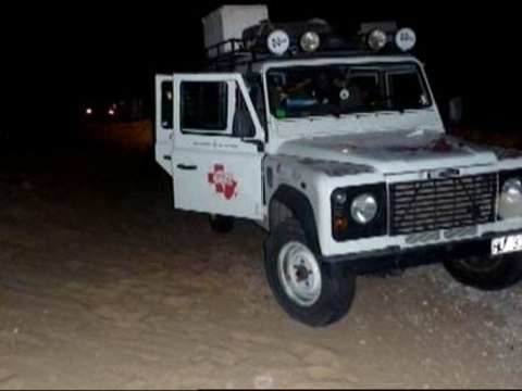 El todoterreno, con las puertas abiertas y el motor encendido