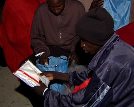 Rescatados 65 inmigrantes que iba a la deriva