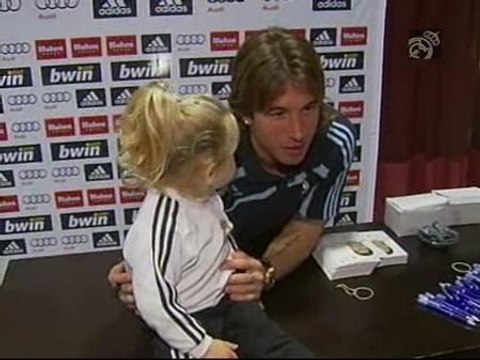 Gran expectación en la firma de autógrafos de Sergio Ramos y Benzema