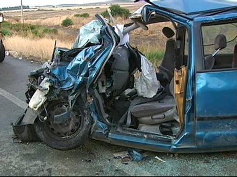 Dos personas fallecen y tres resultan heridas graves en un choque frontal