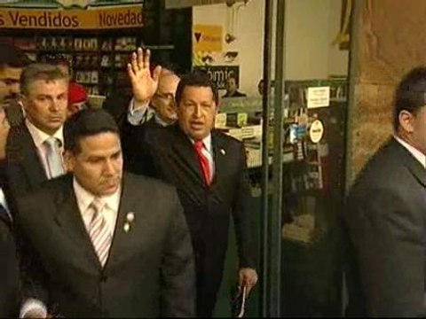 Chávez visita una libreria de la Gran Vía madrileña