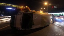 TEM Otoyolu Seyrantepe mevkiinde lastiği patlayan panelvan minibüs önünde seyreden kamyonete çarparak devrildi. 2 kişinin yaralandığı kazada trafik tek şeritten sağlanıyor.