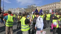 Las protestas siguen lejos de los Campos Elíseos