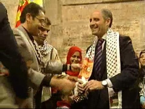 Camps se olvida de su 'salida de tono' recibiendo a nueve niños enfermos de la Franja de Gaza