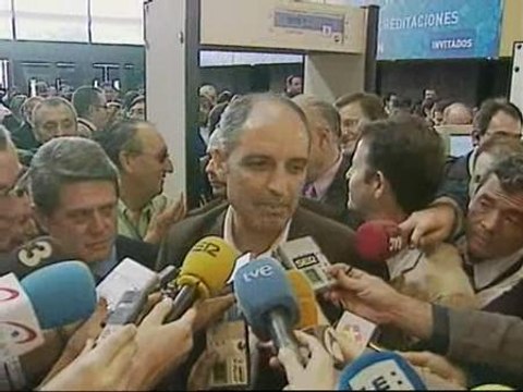 Camps y Aguirre plantan a Rajoy en la clausura de la Convención