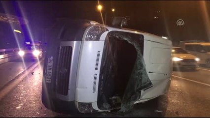 Lastiği Patlayan Minibüs Devrildi: 2 Yaralı