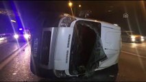 Lastiği patlayan minibüs devrildi: 2 yaralı - İSTANBUL