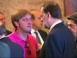 Zapatero y Rajoy consuelan a los familiares
