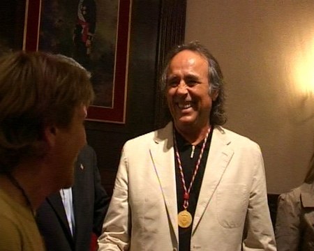 Serrat recibe la medalla de oro de Esplugues